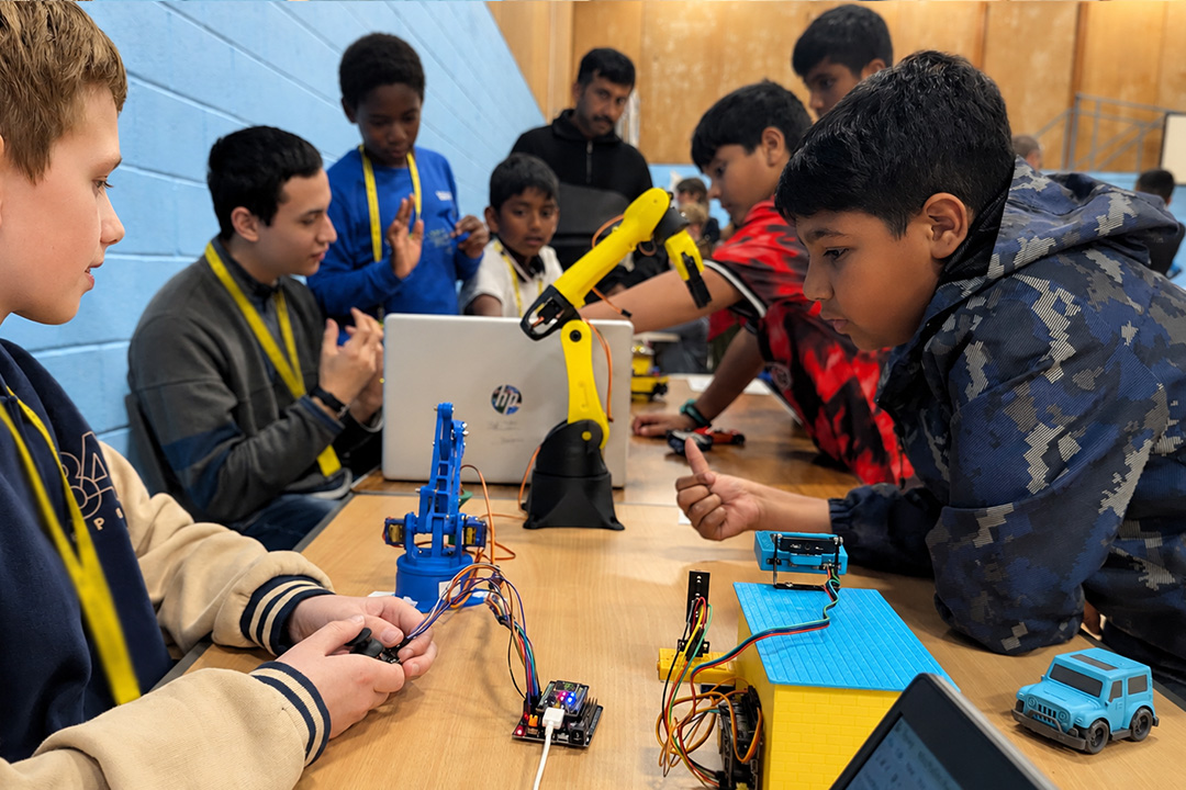 Build Something at 123Robot® Tech Camp → 